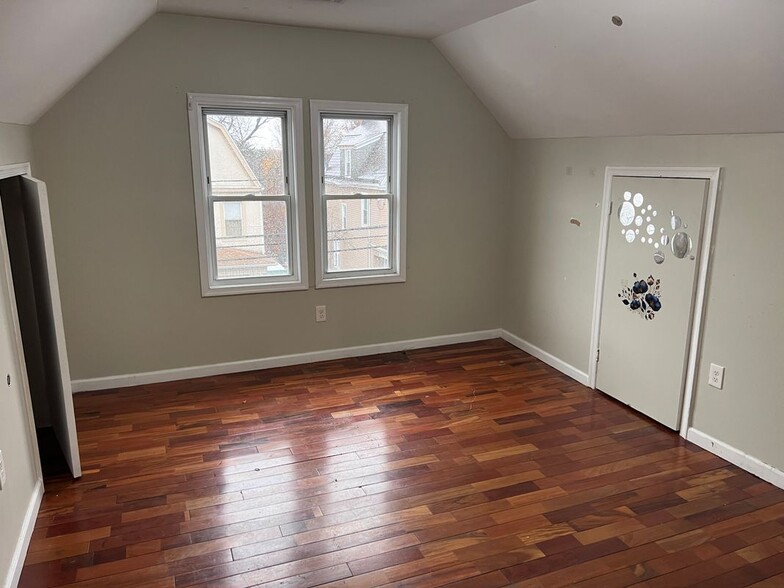 Building Photo - 29 Alexander St