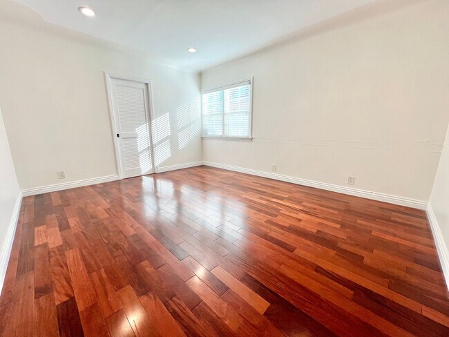 Building Photo - Charming Bixby Knolls Corner Home with Yard, Cabana, & A/C