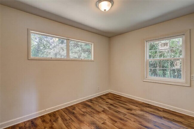 Building Photo - 2423 Thrasher Ave