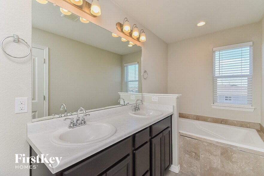 Building Photo - 10913 Nolin Dr