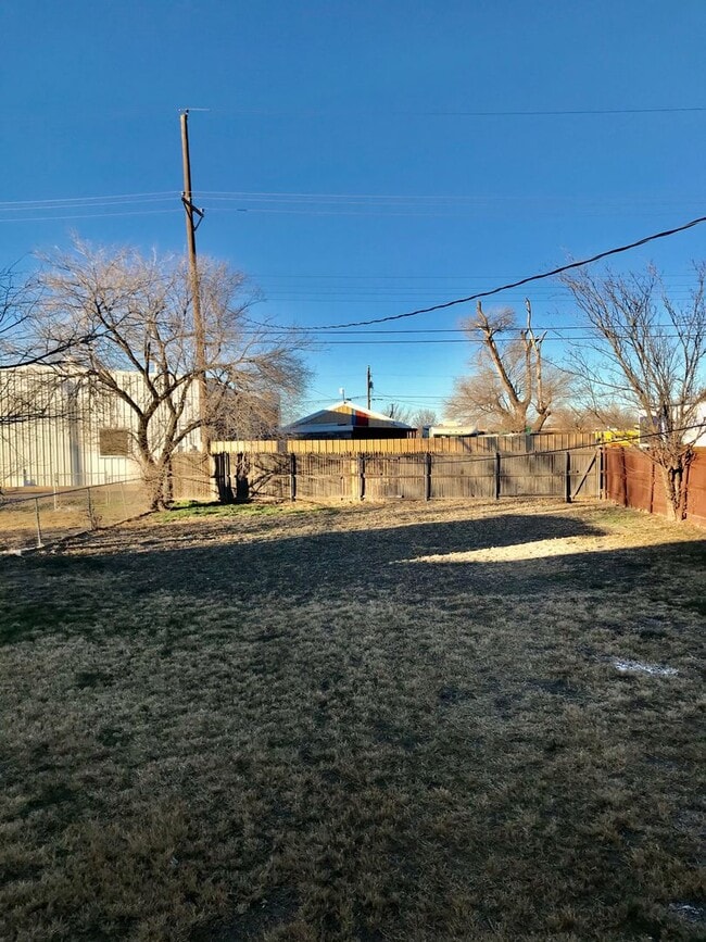 Building Photo - 2 Bedroom, 1 Bathroom Home in North Amarillo!