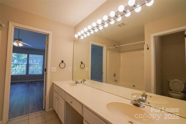 Building Photo - 2411 Normancrest Ct
