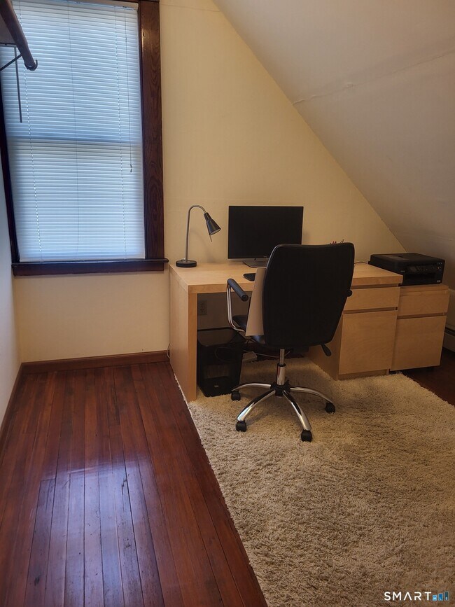 Building Photo - 165 Center St