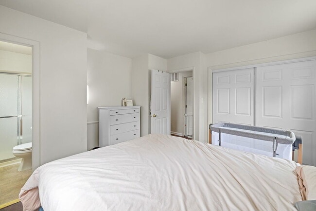 Building Photo - Affordable, Spacious AND Convenient Walk t...