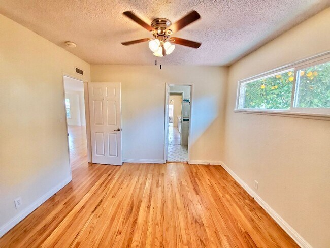 Building Photo - Beautiful 3-bedroom home in a quiet tree-lined street in Winnetka