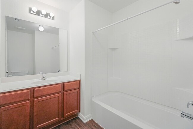 Building Photo - 1208 Bluffview Dr