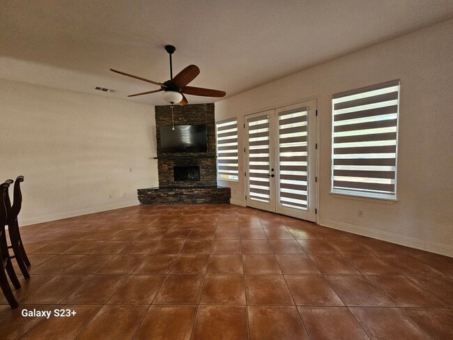 Building Photo - LARGE 3BED/2 BATH IN A COUNTRY CLUB SETTTING
