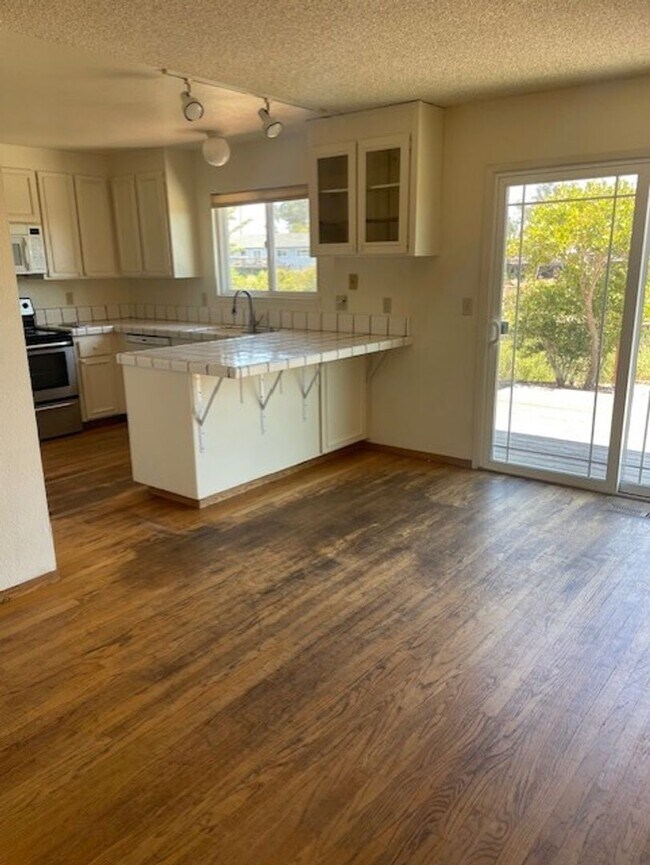 Building Photo - Four bedroom two and half bath on the uppe...