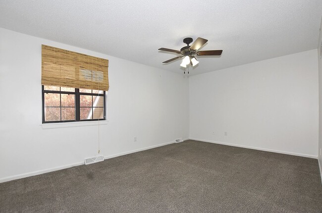 Building Photo - Two bedroom 1.5 bath townhome with 1 car g...