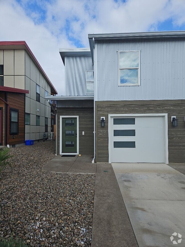 Building Photo - Absolutely Stunning 2 Bed, 2 Bath Gem in T...