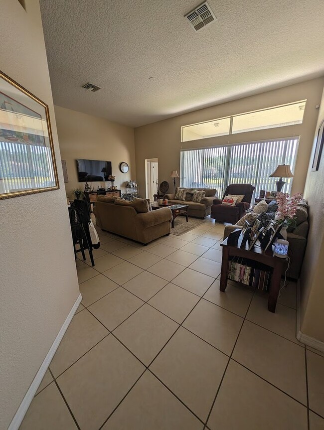 Building Photo - Spacious 4 bedroom with 3 bathrooms and se...