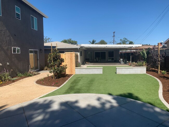 Building Photo - 4BD/2BA, Great Yard!