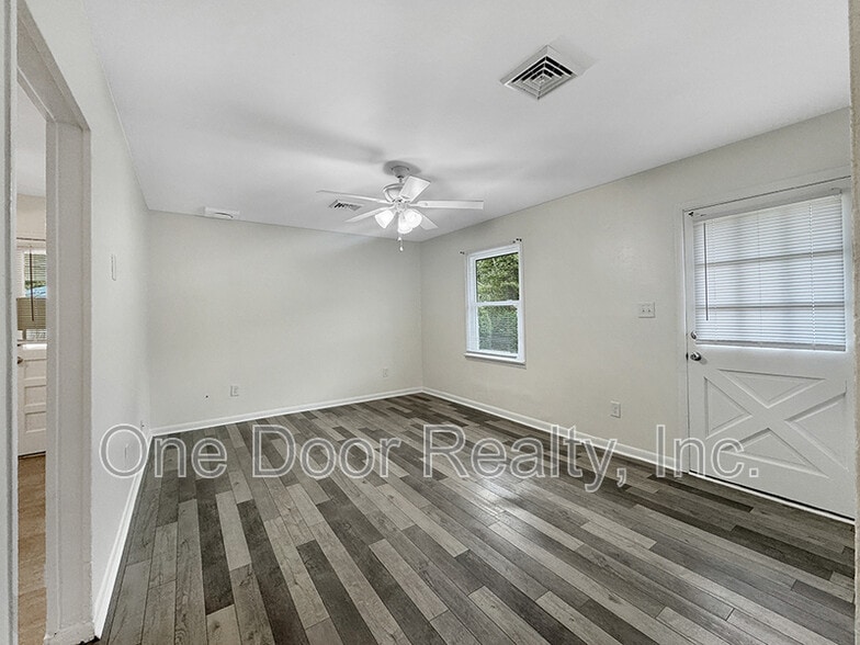 Building Photo - 105 Walker Dr