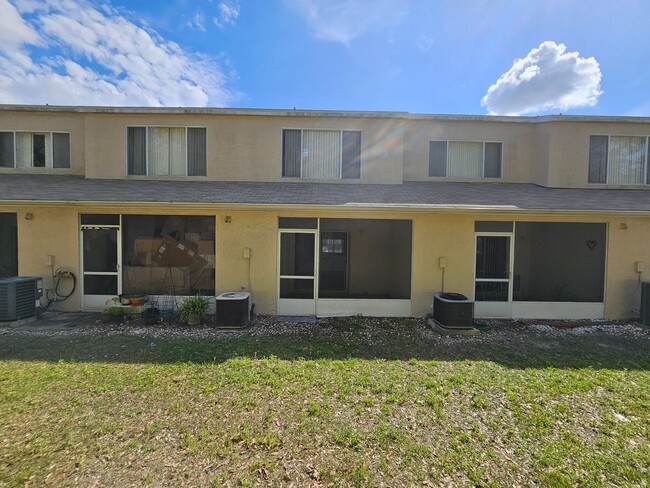 Building Photo - Brandon townhome with 2 bedrooms, 2 baths ...