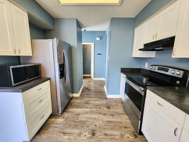 Building Photo - End Unit Townhouse in Chimny Hill