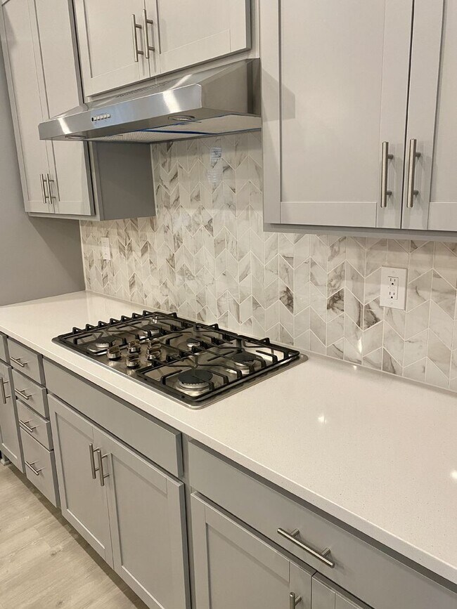 Building Photo - End Unit Townhouse in Terraces at Farmington