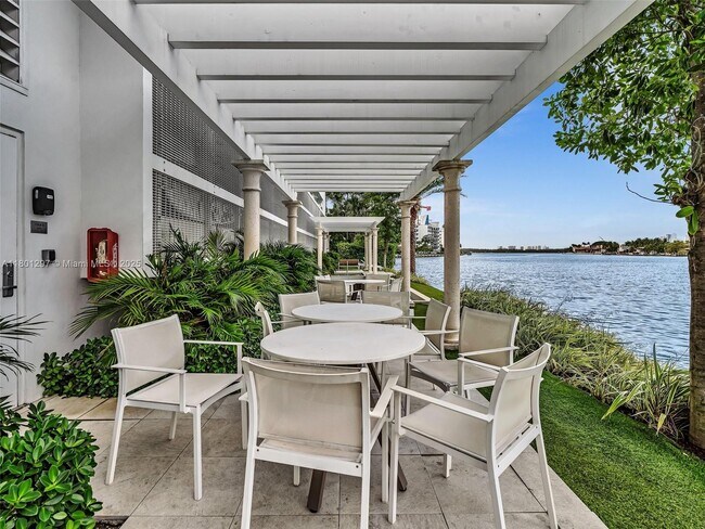 Building Photo - 9821 E Bay Harbor Dr