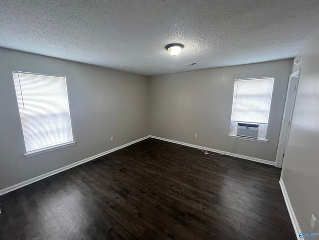 Building Photo - 121 Bramblebush Dr