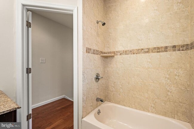 Building Photo - 2533 S Rosewood St