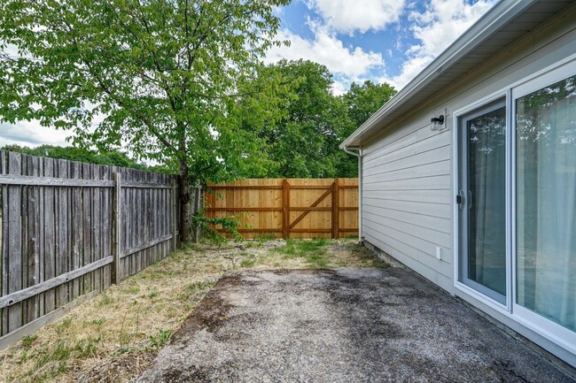 Building Photo - Updated 3 Bedroom 2 Bath Single Level Dupl...