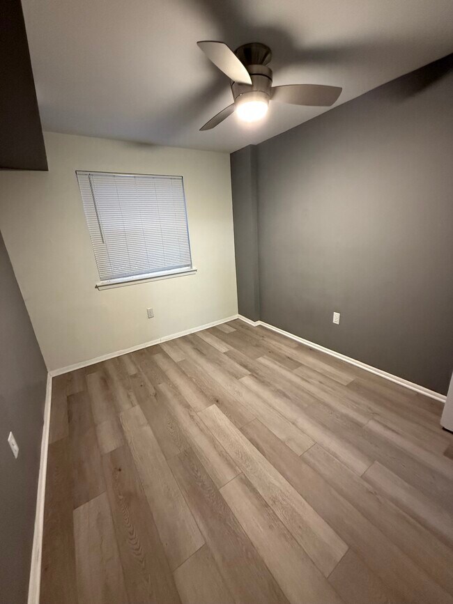 Building Photo - 3721 Ronnald Dr