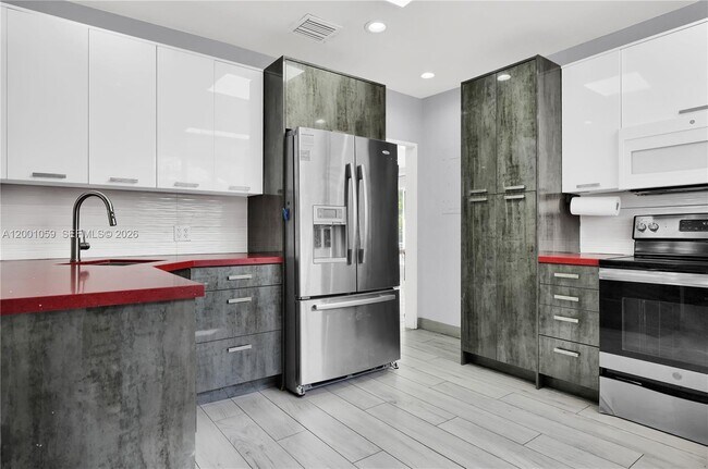 Building Photo - 820 W 43rd Ct