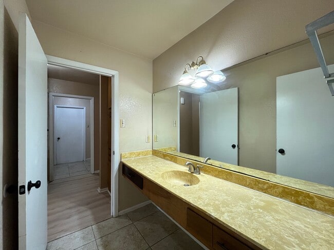 Building Photo - THREE BEDROOM 2 BATH HOUSE ON THE SOUTH SIDE