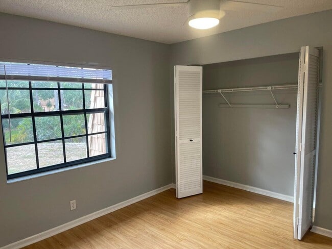 Building Photo - 4237 Oak Terrace Dr
