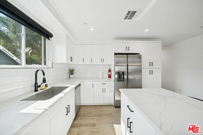 Building Photo - 835 N Harvard Blvd