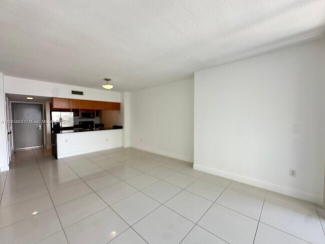 Building Photo - 1750 N Bayshore Dr