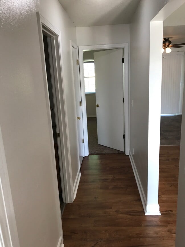 Building Photo - 613 Valley View