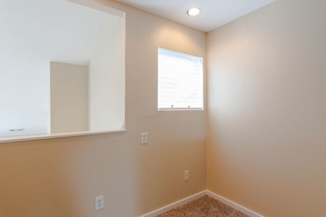 Building Photo - Stunning Contemporary 3-Story 3/2/2 Townhome in Oaklawn Gated Community!