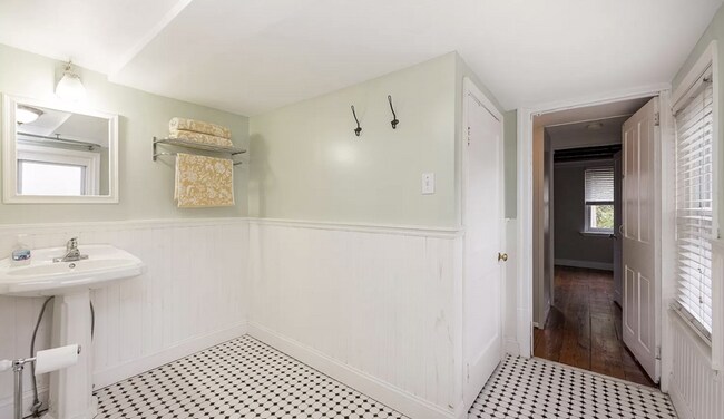 Building Photo - 305 E Cabot St