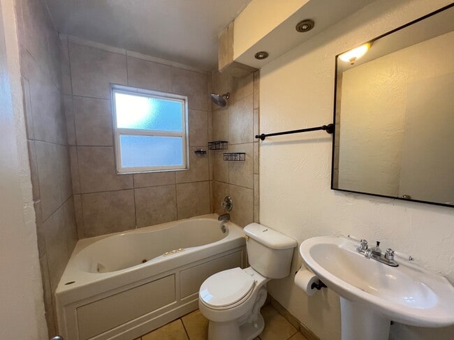 Building Photo - 417 E Linden Ln