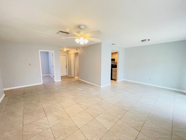 Building Photo - Charming 3 Bedroom, 2 Bathroom Home in Orlando! Only 20 Minutes from Disney World!! Ready For mov...