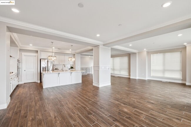 Building Photo - 6733 Skyview Dr