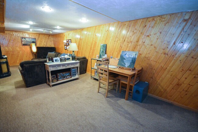 Building Photo - Ranch-style home with great fenced yard & patio!