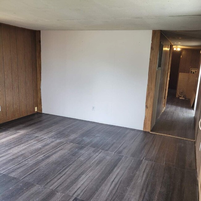 Building Photo - 2 BD 1 BA Mobile in Quiet Park Available M...
