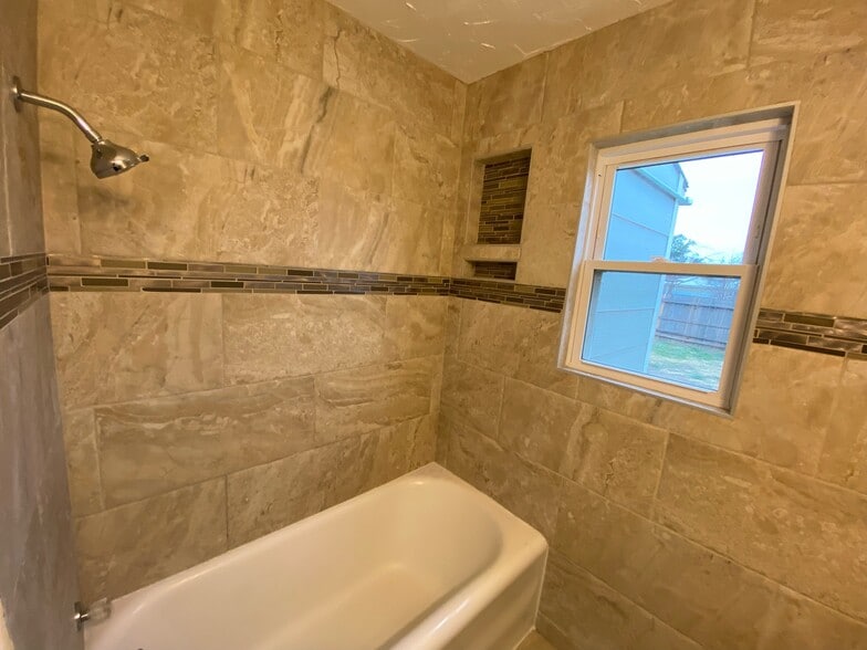 Bath tub - 2502 Iola Ave