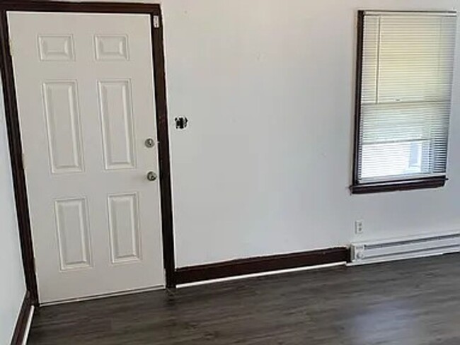 Building Photo - Welcome to this charming 2 bedroom, 1 bath...