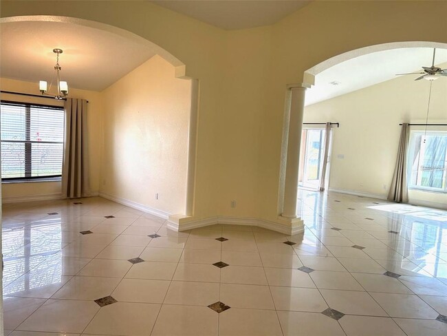 Building Photo - 2817 Maguire Dr
