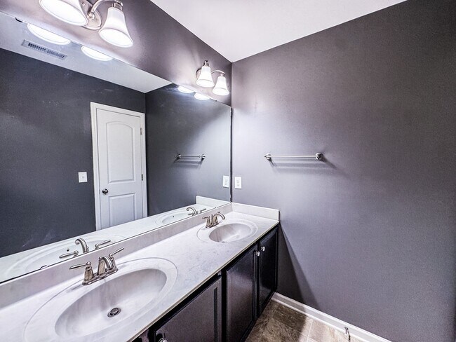Building Photo - Gorgeous 3 Bed 2.5 Bath Plus Loft Home on ...