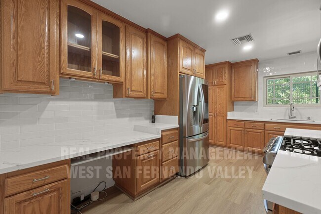 Building Photo - Stunning 3bd Home with Private Outdoor Oasis