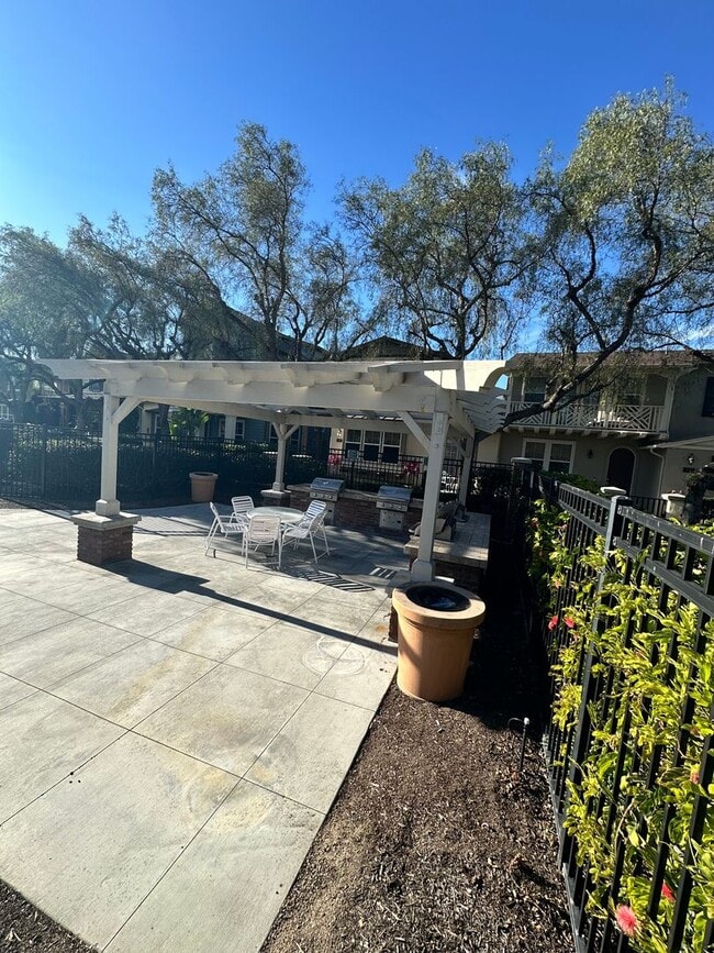 Building Photo - 2 Story home 3 Bedroom, 3 Bathroom Tustin Field.