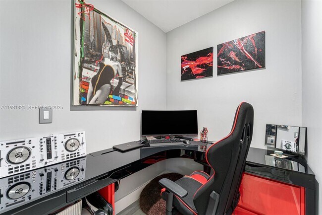 Building Photo - 1000 Brickell Plaza