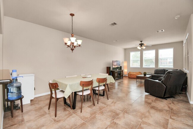 Building Photo - 2202 Waterford Park St