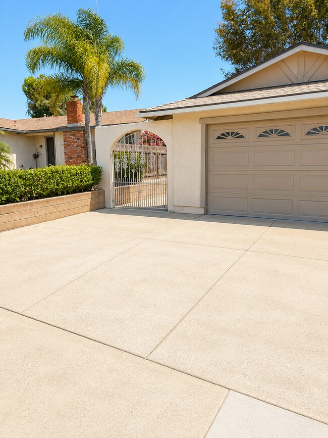 Building Photo - Beautiful Single-Story Home in the Desirable San Carlos Neighborhood