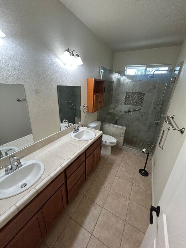 Building Photo - Comfortable 3-Bedroom Home in Gated Cottonwood Community