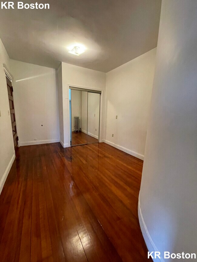 Building Photo - 1891 Beacon St