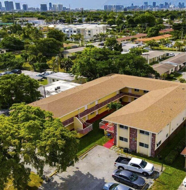 Building Photo - 2220 Madison St Hollywood, FL 33020